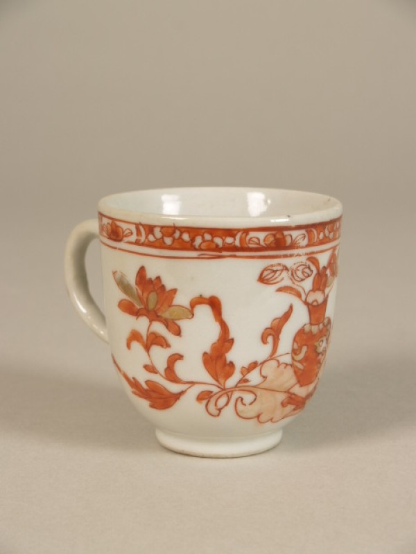 Kop met decor van bloemtakken, melk en bloed