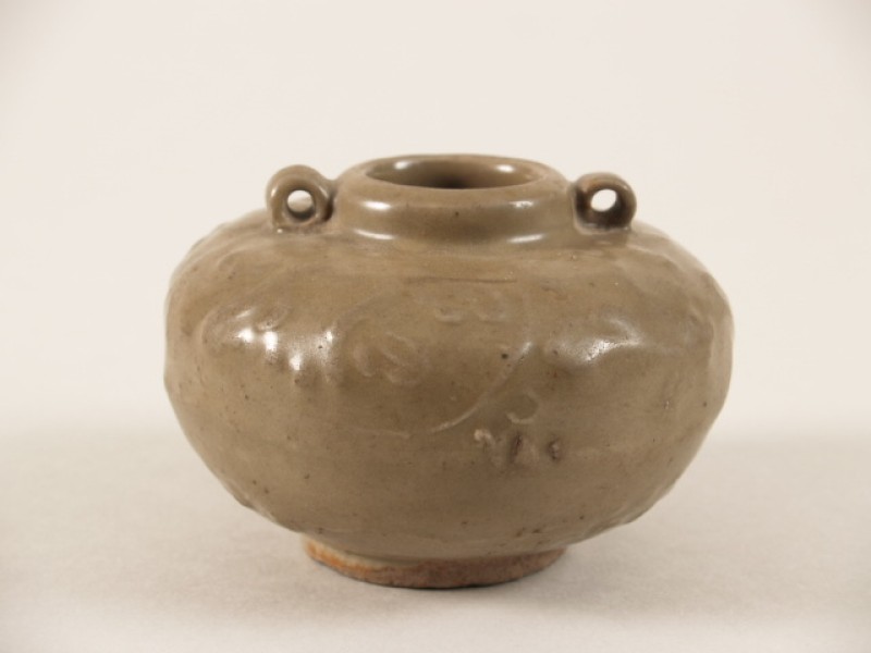 Pot met 2 oren en met decor van ranken, celadon
