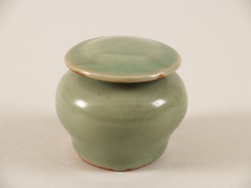 Pot met deksel en celadon