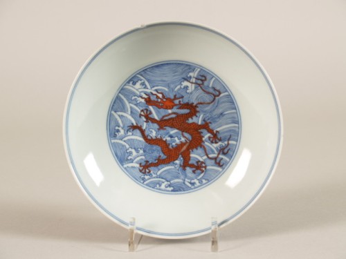 Schaal met decor van draak op ondergrond van golven