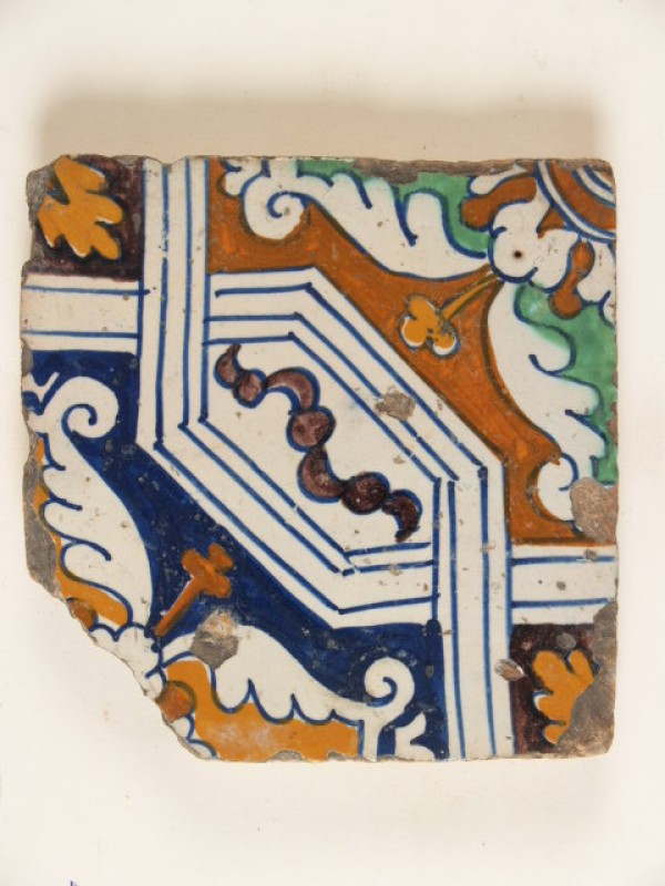 Tegel met een polychroom diagonaal ornamentdecor