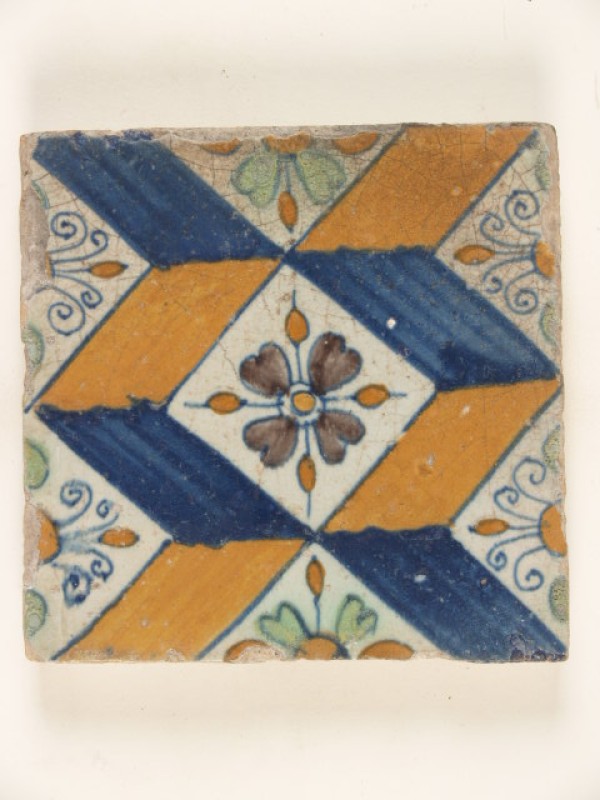 Tegel met een polychroom ornamentdecor: kubusdecor
