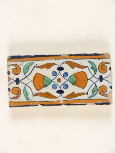 Randtegel met een polychroom ornamentdecor: goudsbloemenrand