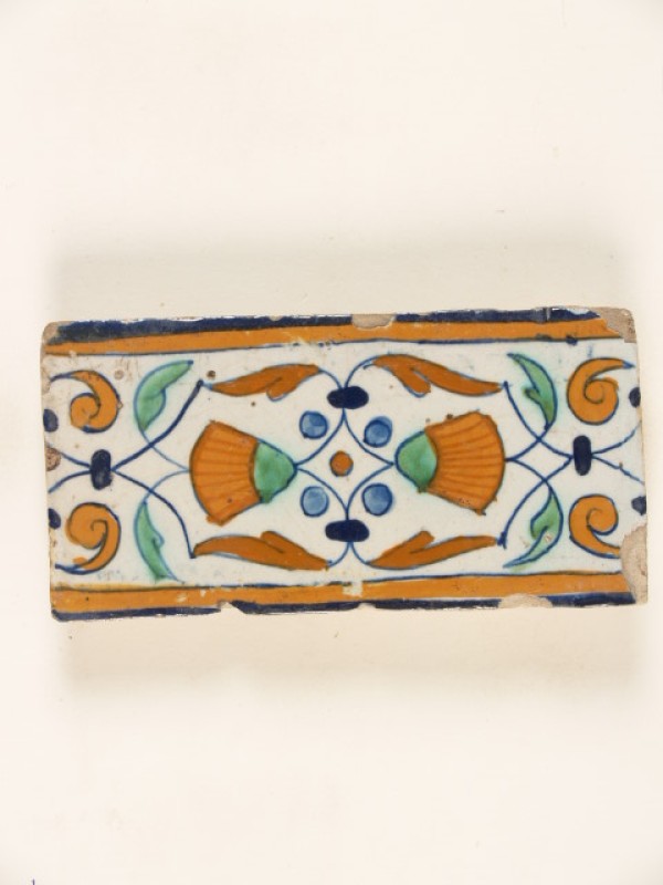 Randtegel met een polychroom ornamentdecor: goudsbloemenrand