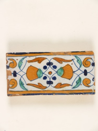 Randtegel met een polychroom ornamentdecor: goudsbloemenrand