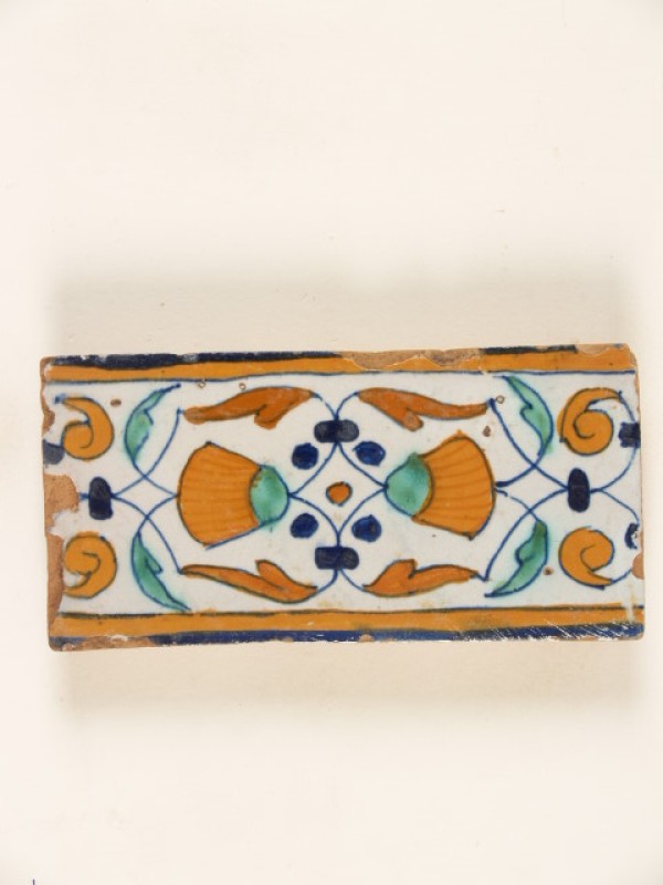 Randtegel met een polychroom ornamentdecor: goudsbloemenrand