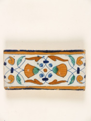 Randtegel met een polychroom ornamentdecor: goudsbloemenrand