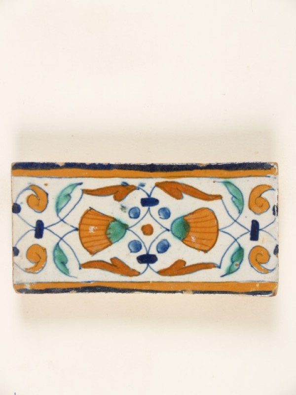 Randtegel met een polychroom ornamentdecor: goudsbloemenrand
