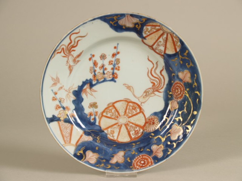 Bord met decor van vogels, kiku en andere florale motieven
