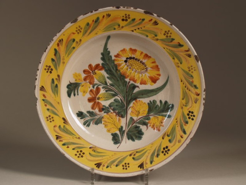 Schotel met polychroom decor van van bloemtak