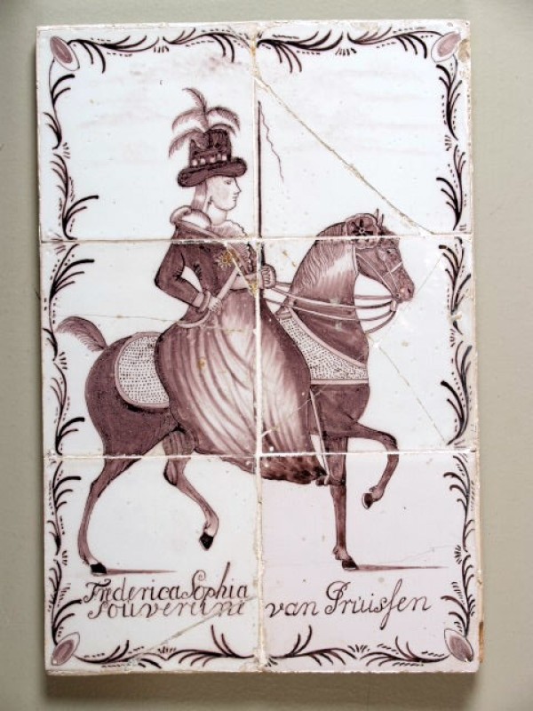 Tegeltableau met een paars decor van Frederica Sophia Souverijne te paard