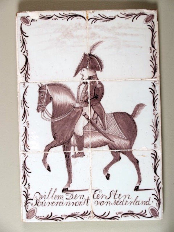 Tegeltableau met een paars decor van koning Willem de Eerste te paard