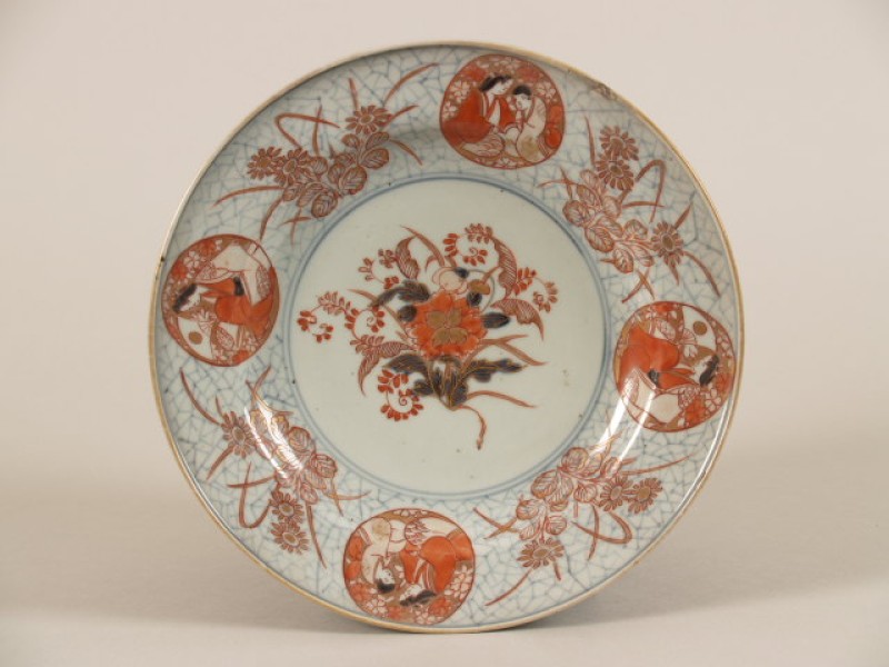 Bord met decor van boeket in imari-palet