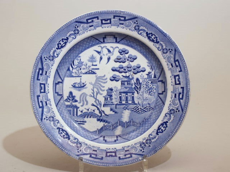 Bord met blauwwit chinoiserie decor van landschap