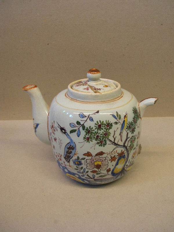 Theepot met chinoiserie decor