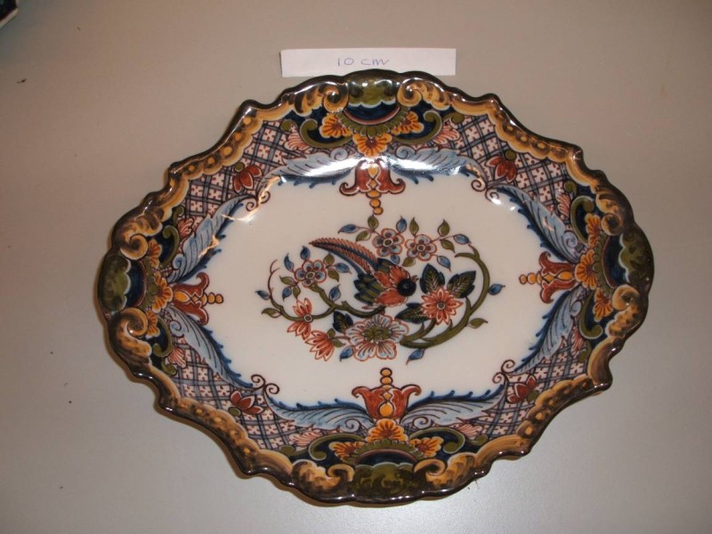 Ovale schaal met floraal-ornamentaal decor met vogel