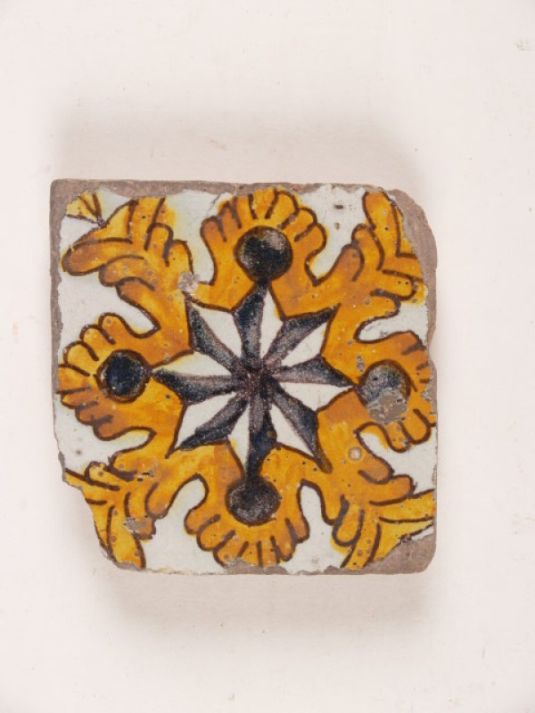 Tegel met een polychroom stervormig ornamentdecor