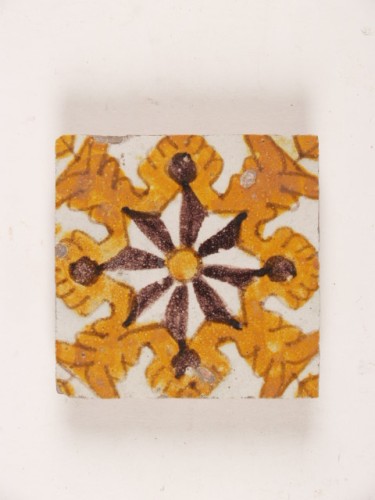 Tegel met een polychroom stervormig ornamentdecor