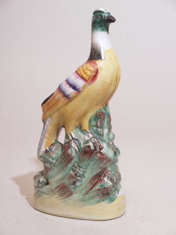 Plastiek van vogel op rots