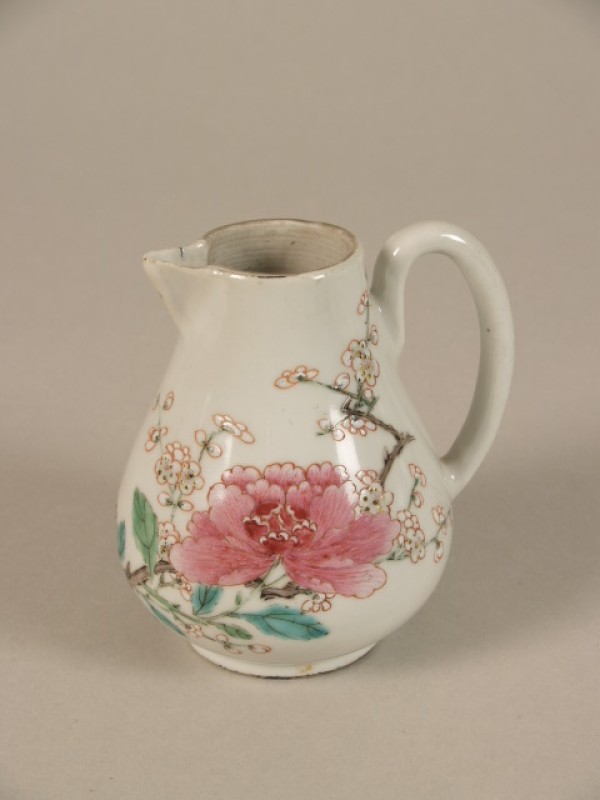 Melkkan met decor van grote bloemen