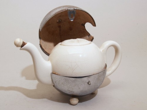 Theepot met metalen omhulsel