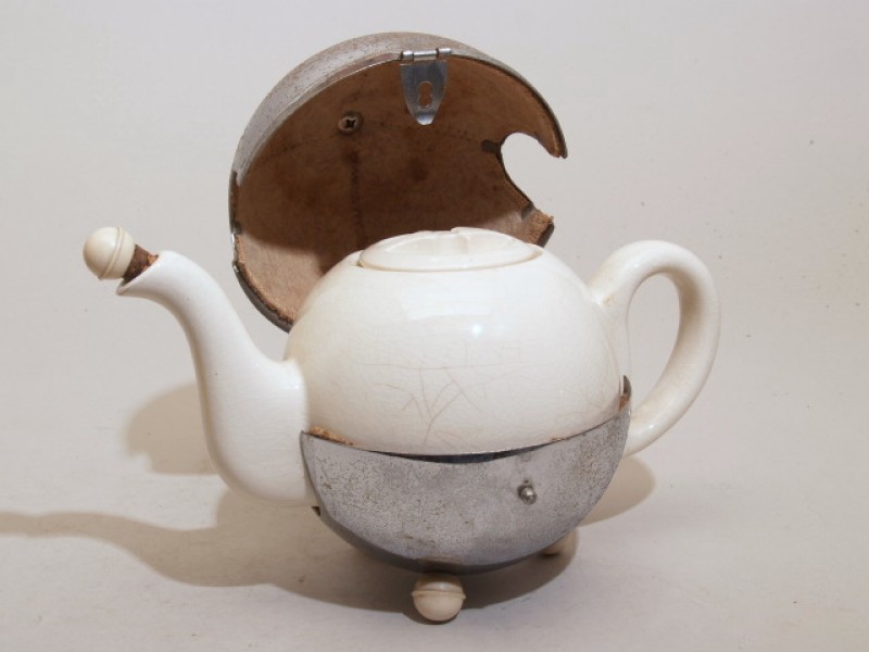 Theepot met metalen omhulsel