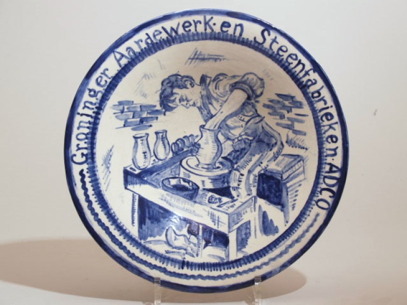 Reclameschotel met blauwwit decor van pottenbakker