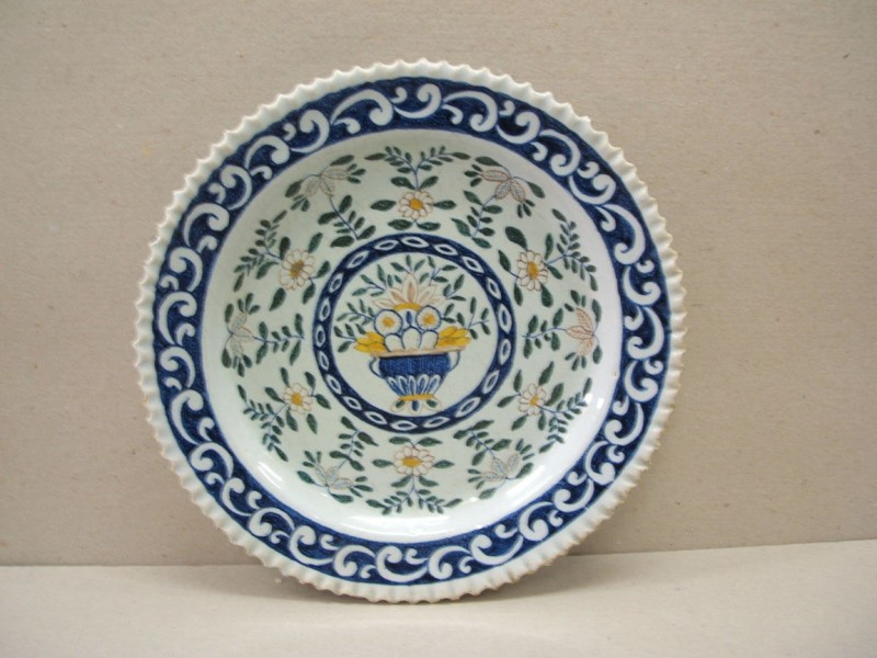 bord met ornamentaal-floraal decor