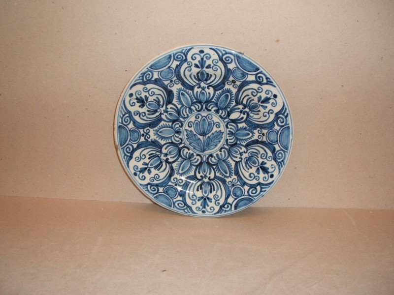 Bord met ornamentaal-floraal decor