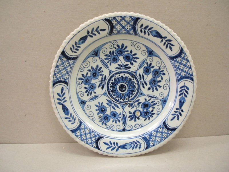 Bord met ornamentaal-floraal decor