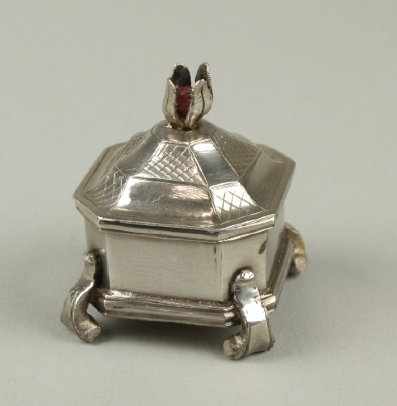 Zilveren miniatuur tabakspot