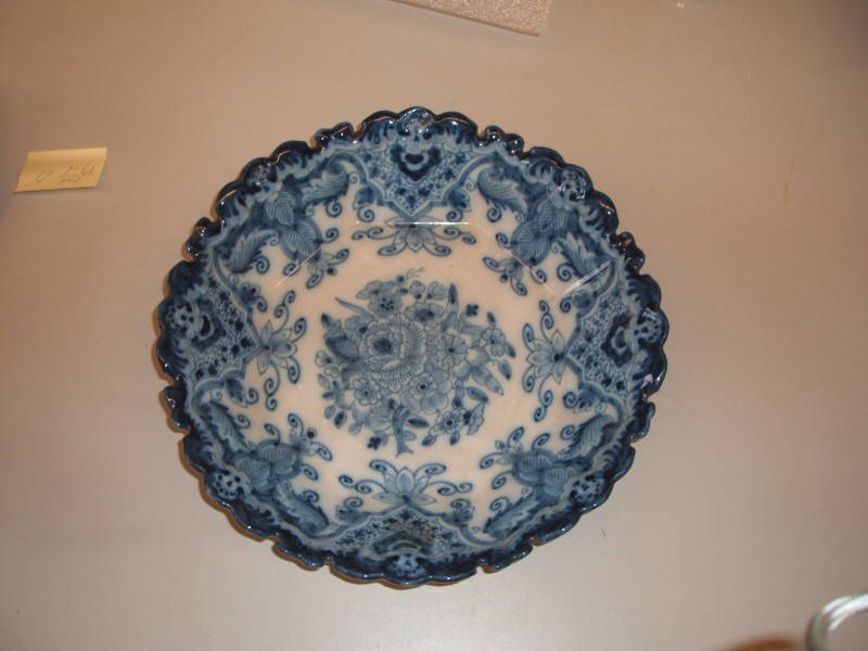 Achtkantige geschulpte schaal met ornamentaal decor