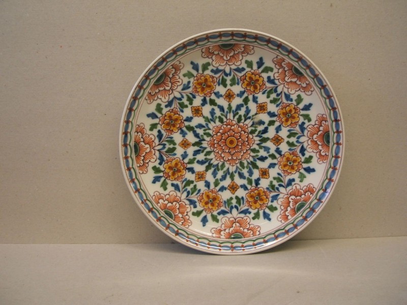 Schotel met ornamentaal-floraal decor