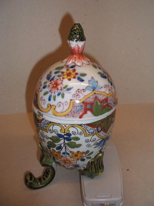 Eivormige doos met polychroom ornamentaal decor