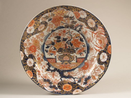 Schotel met decor van pot met bloemen op plat, imari