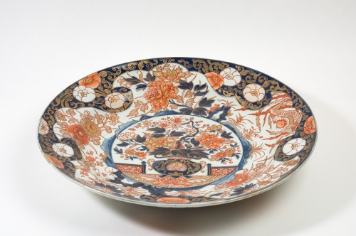 Schotel met decor van pot met bloemen op plat, imari