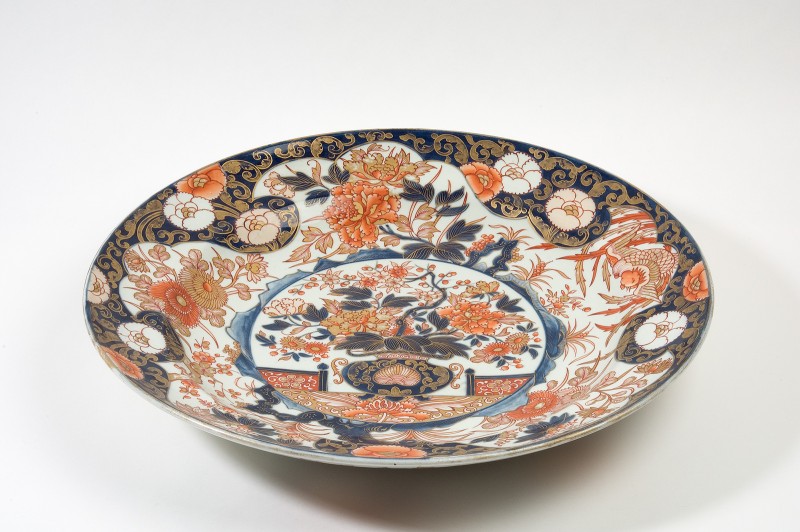 Schotel met decor van pot met bloemen op plat, imari