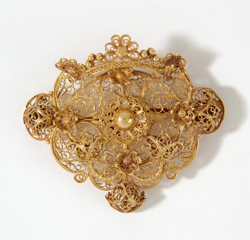Bootslot van goud filigrainwerk met floraal motief en kroon