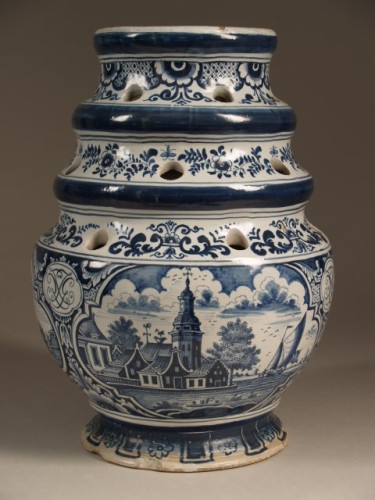 Bloemhouder met blauwwit decor van landschappen en ornamenten