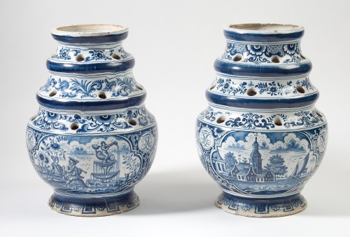 Bloemhouder met blauwwit decor van landschappen en ornamenten