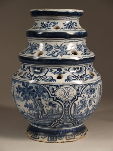 Bloemhouder met blauwwit decor van landschappen en ornamenten