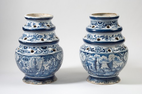Bloemhouder met blauwwit decor van landschappen en ornamenten