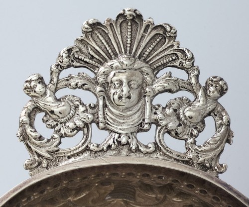 Zilveren ovale brandewijnkom met gedreven decoratie