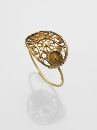 Dunne gouden ring met ovale plaat van cantille en filigrain werk