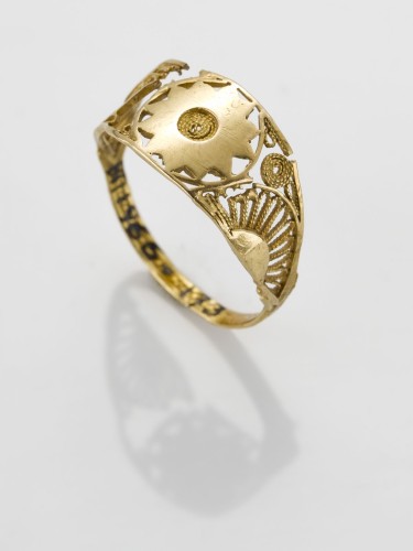 Dunne gouden ring met twaalfpuntige ster en halve stralenbundel in filigrainwerk