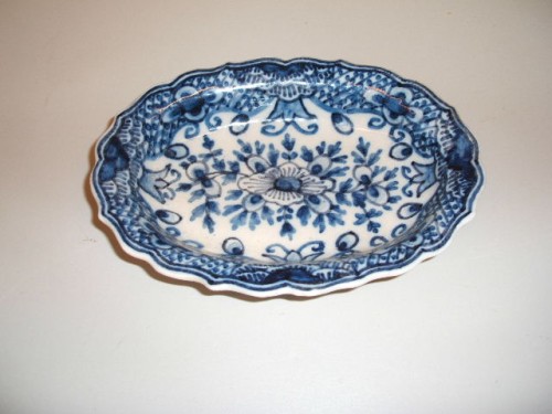 Ovaal schaaltje met floraal-ornamentaal decor