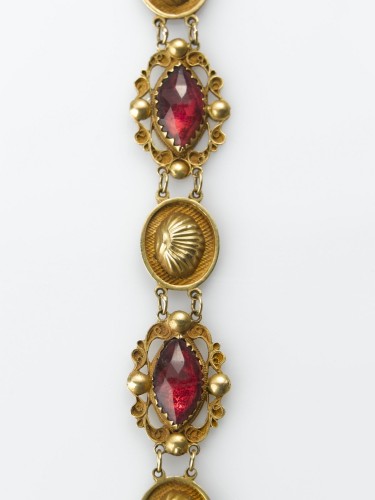 Collier met schelpvorm en ovaal in ajour zetting