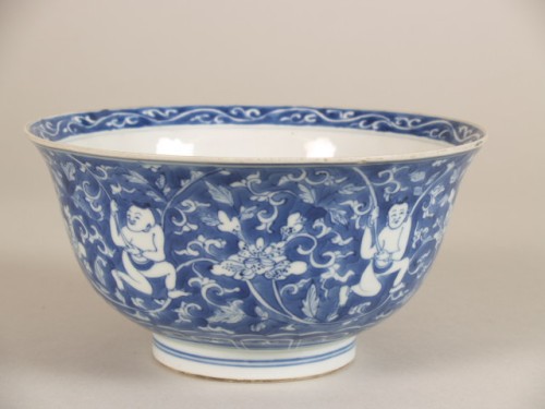 Kom met decor van naakte jongens en lotusbloem, Qianlong