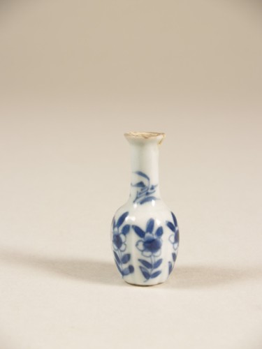 Miniatuurfles met decor van staande bloemen in onderglazuur blauw op de geribbelde buik