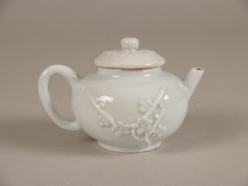 Theepot met deksel met decor van bloemranken in reliëf